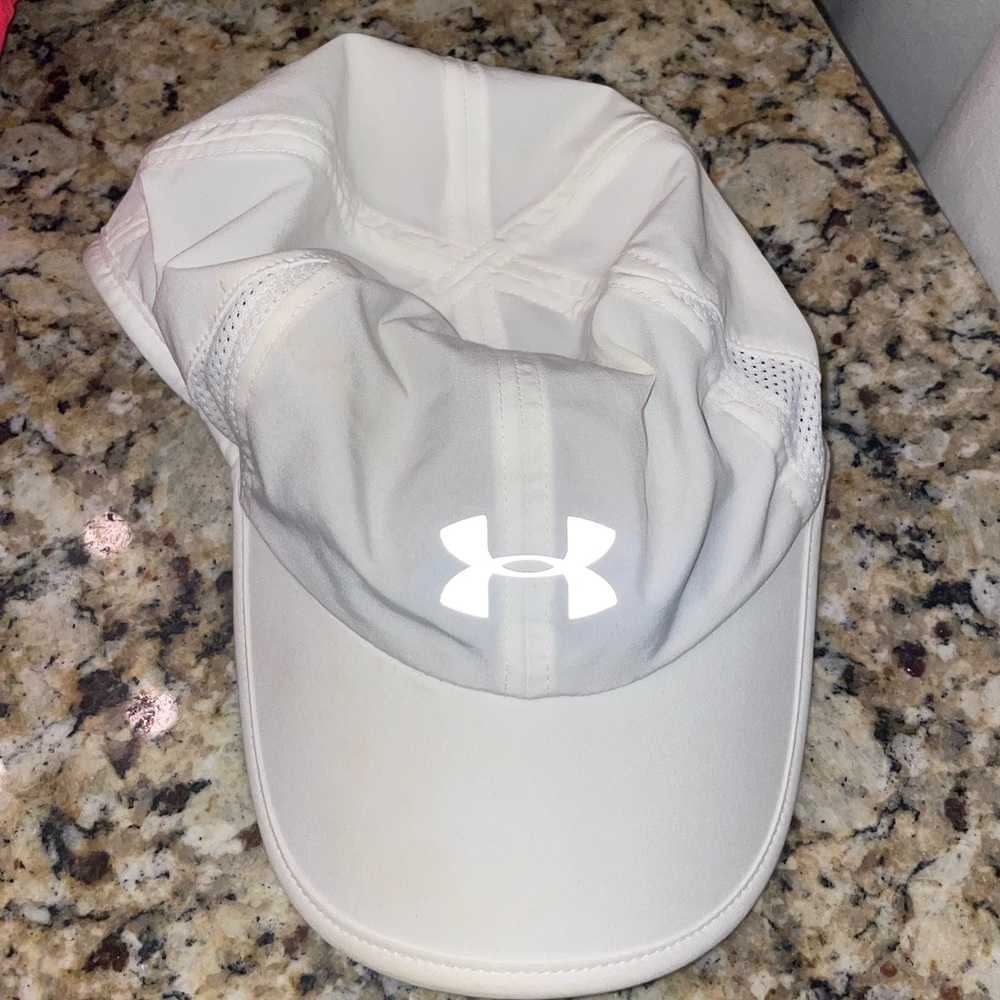 Womens under armor hat. White. Used but in good condition